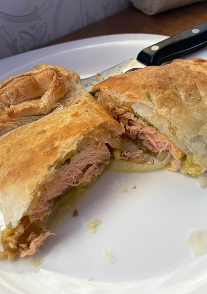 Una foto de Hojaldre de salmón en salsa de mostaza y miel