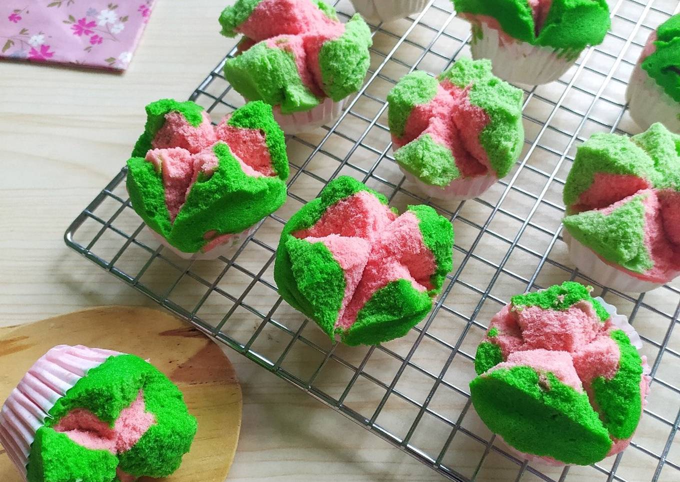 Langkah Mudah untuk Menyiapkan Bolu Kukus Semangka yang Enak Banget