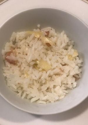 Una foto de Arroz con tocino y almendras