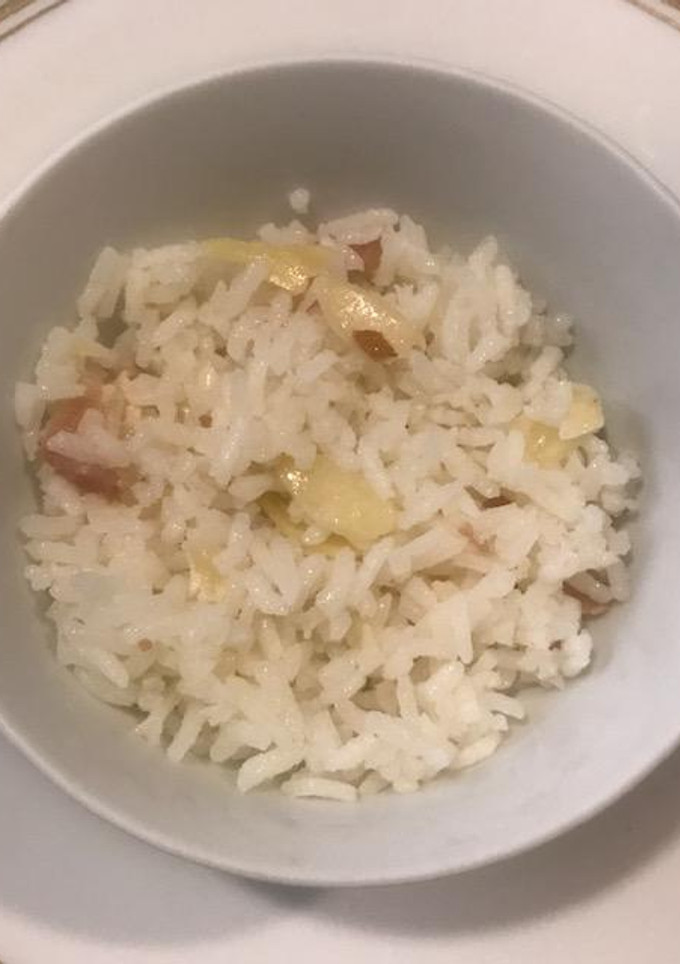 Una foto de Arroz con tocino y almendras