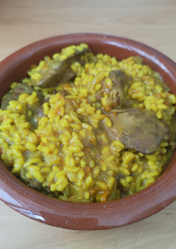 Una foto de Arroz con higadillos de pollo