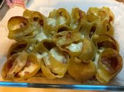Una foto di pasta con cipolla e sedano