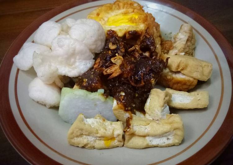 Tahu lontong bumbu kacang