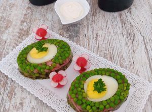 Une photo de Aspic au bacon/œuf/petits pois/cornichons