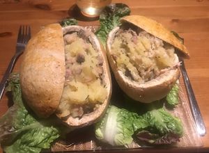 Une photo de Duo de pommes de terre en croûte de sel aux 2 poissons