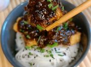 Une photo de tofu frit