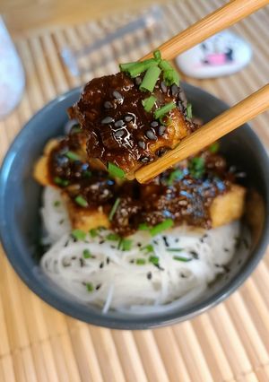 Une photo de 🥢Tofu frit sauce Corsé soja, gingembre, échalotes