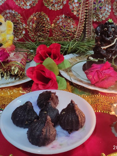 કોકોનેટ ચોકલેટ ફજ મોદક 🥥(coconut chocolate fudge modak recipe in gujarati) રેસીપી મુખ્ય ફોટો