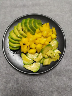 Una foto de Ensalada de aguacate y mango