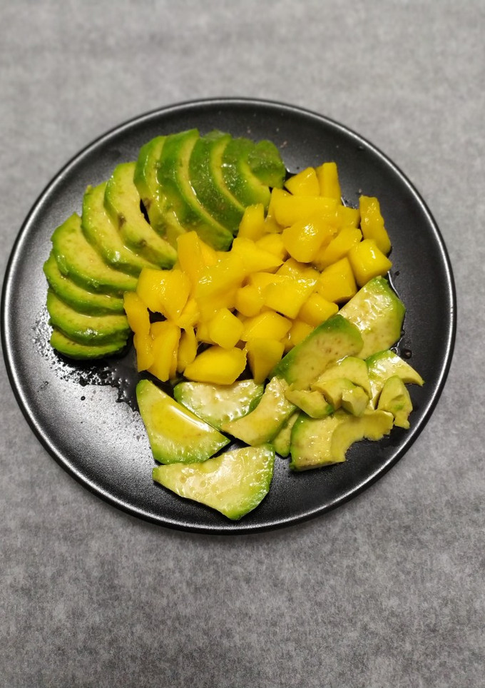 Una foto de Ensalada de aguacate y mango