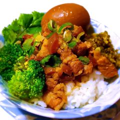A picture of Minced pork rice (lo-bah-png).