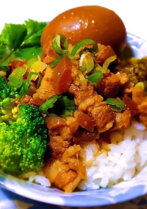 A picture of Minced pork rice (lo-bah-png).