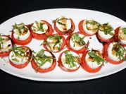 Una foto de tomate albahaca