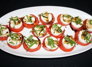Una foto de Tomates y queso mozzarella con aderezo balsámico