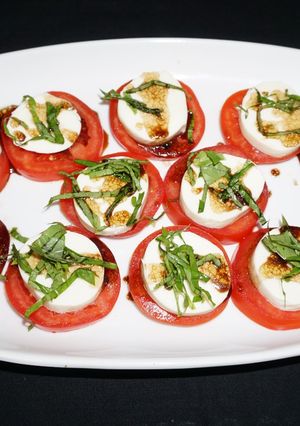 Una foto de Tomates y queso mozzarella con aderezo balsámico