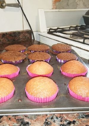 Una foto de Cupcakes de chocolate y/o vainilla