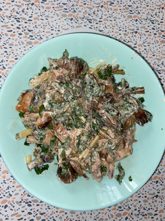 Фото Салат с жареными грибами и курицей.