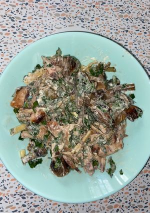 Фото Салат с жареными грибами и курицей.