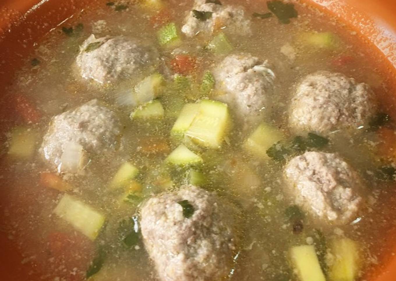 Albóndigas en caldo de vegetales