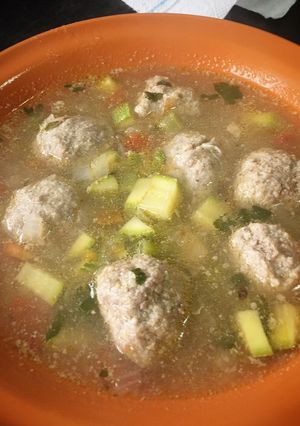 Una foto de Albóndigas en caldo de vegetales
