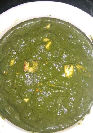 A picture of Palak paneer.
