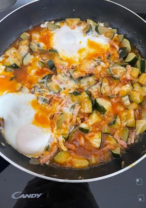 Una foto de Salteado de Calabacín con Huevos y Salchichas