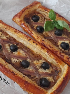 Una foto de Hojaldre con anchoas y aceitunas