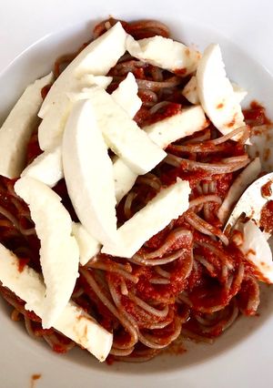 Foto di Spaghetti di grano saraceno con sugo di pomodoro e strisce di mozzarella di bufala