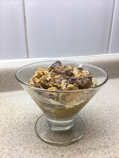 Una foto de Helado de manjar con chips de chocolate