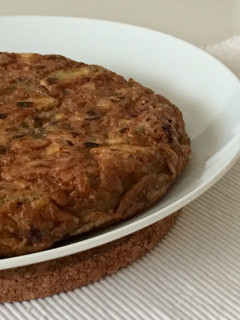 Una foto de Tortilla de alcachofas y ajetes, tortilla de invierno ❄️🍳🥔