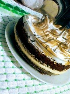 Una foto de Torta con merengue y dulce de leche