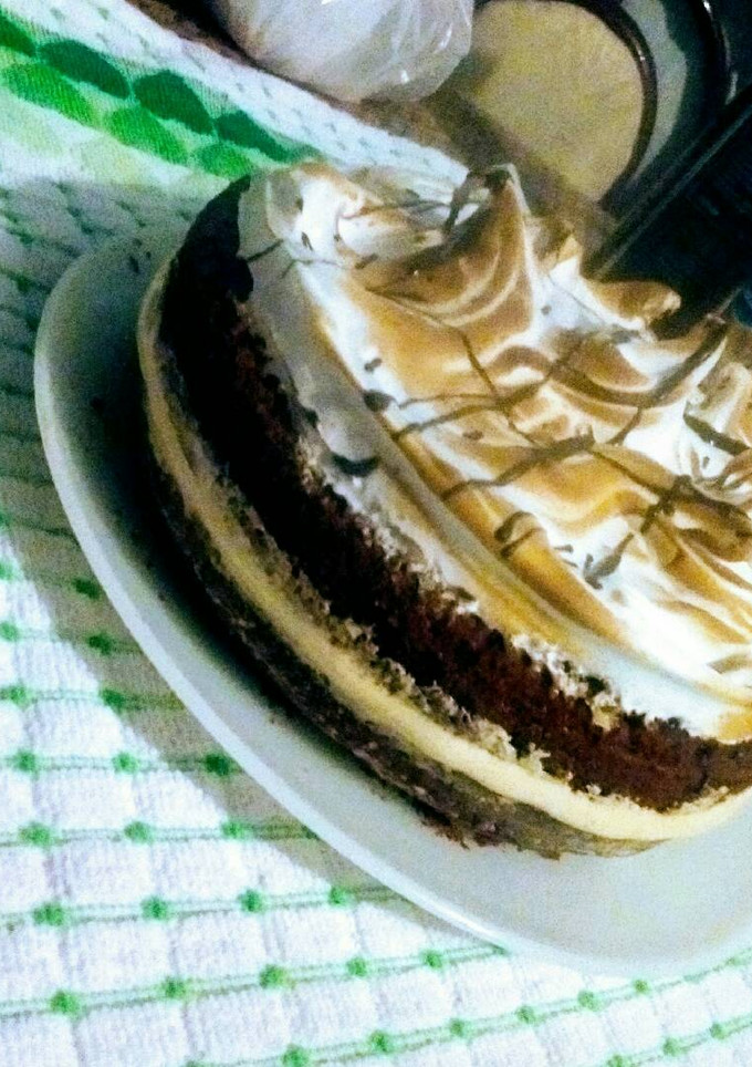 Una foto de Torta con merengue y dulce de leche