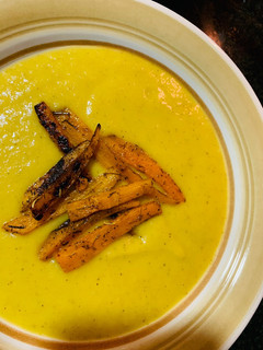 Una foto de Crema de verduras con zanahoria especiada a la plancha🥕🥕🥕🥕