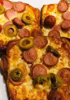 O poză a rețetei Pizza pe felii de pâine.