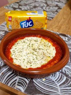 Una foto de Provolone especiado con tomate casero