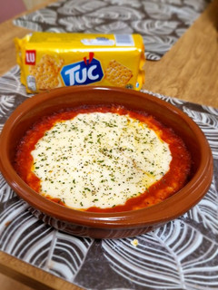 Una foto de Provolone especiado con tomate casero