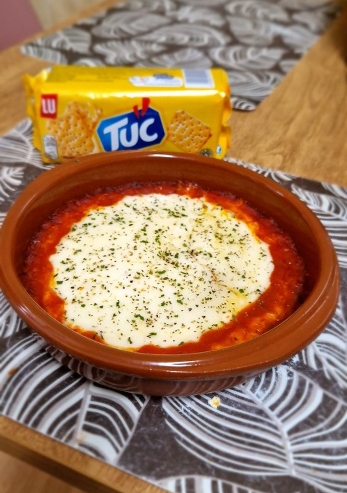 Una foto de Provolone especiado con tomate casero
