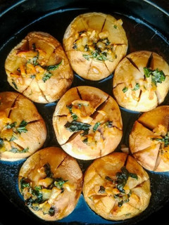 A picture of Garlicky Basil Mushrooms.