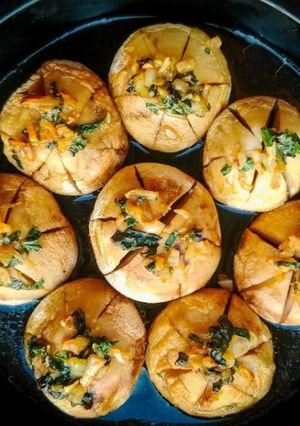 A picture of Garlicky Basil Mushrooms.
