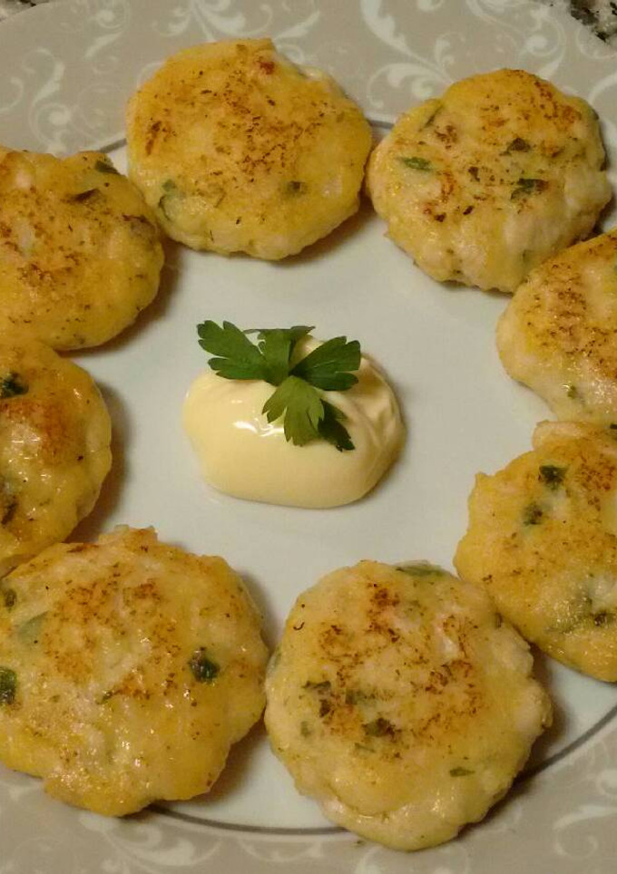 Una foto de Mini hamburguesas de pollo con ajo, perejil y mahonesa