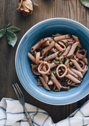 Foto di Penne di farro integrale con calamari e piselli