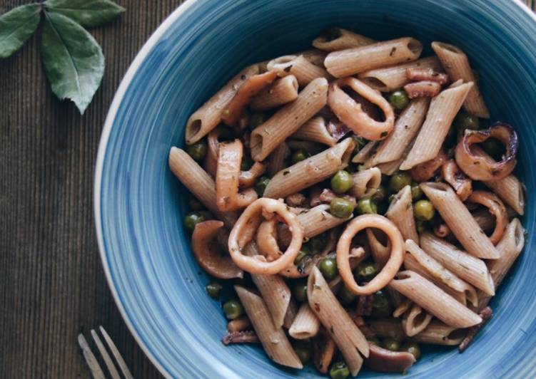 Penne di farro integrale con calamari e piselli