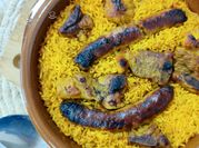 Una foto de paella con longaniza