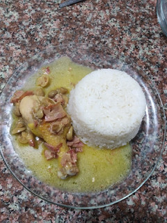 Una foto de Pollo con champiñones y tocino