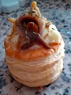 Una foto de Hojaldre de puré de patata y anchoa