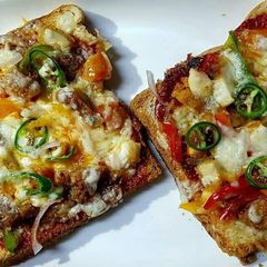 A picture of Chicken tikka bread pizza 😋👍.