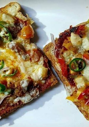 A picture of Chicken tikka bread pizza 😋👍.