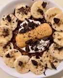 Porridge al cacao con banana, yogurt e cioccolato