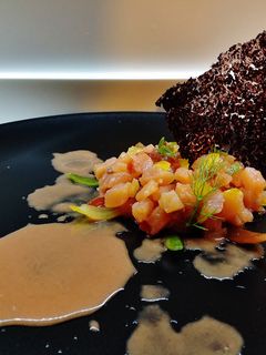 Foto di Tartare di salmone con gazpacho di arance
