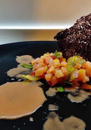 Foto di Tartare di salmone con gazpacho di arance